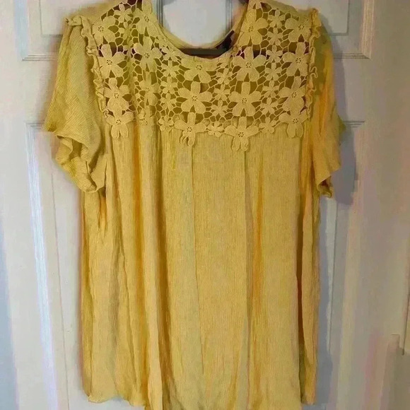 Torrid Crinkle Gauze Daisy Crochet Trim Top Size 2 - Picture 2 of 7